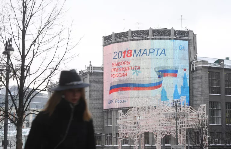 Экран на здании Центрального телеграфа в Москве с символикой выборов президента РФ Экран на здании Центрального телеграфа в Москве с символикой выборов президента РФ