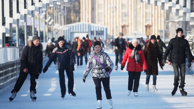 Жители Москвы и гости столицы на льду катка на ВДНХ