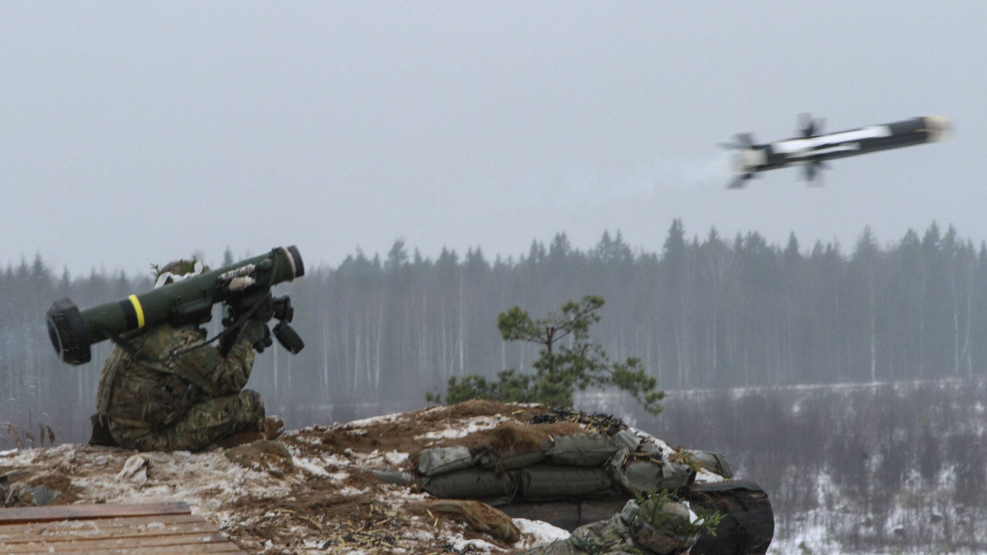 Американский военный производит выстрел из противотанкового ракетного комплекса (ПТРК) Javelin во время учений в Эстонии - РИА Новости, 1920, 22.11.2021