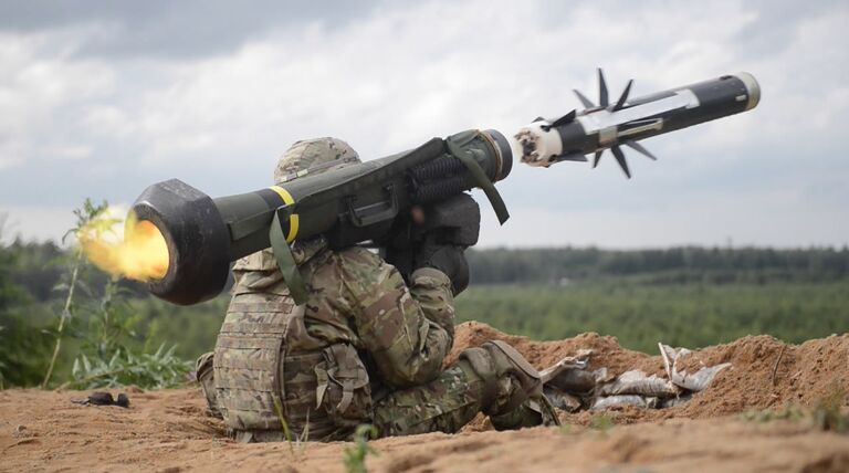 Американский военный производит выстрел из противотанкового ракетного комплекса (ПТРК) Javelin во время учений в Эстонии Американский военный производит выстрел из противотанкового ракетного комплекса (ПТРК) Javelin во время учений в Эстонии