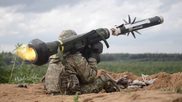 Американский военный производит выстрел из противотанкового ракетного комплекса (ПТРК) Javelin во время учений в Эстонии