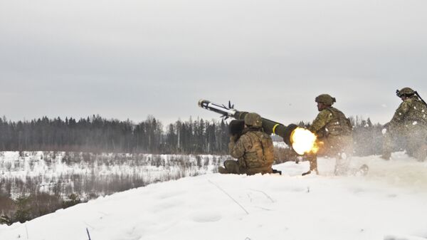 Американские военные производят выстрел из противотанкового ракетного комплекса (ПТРК) Javelin во время учений в Эстонии