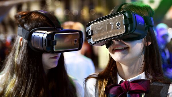 Посетители выставки в очках виртуальной реальности. Архивное фото