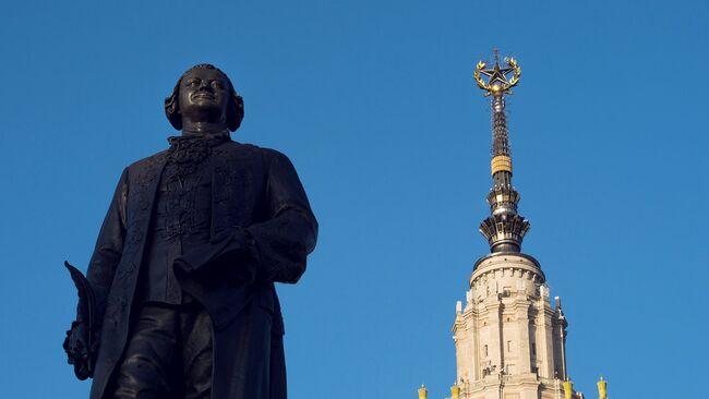 Памятник М.В. Ломоносову перед главным зданием МГУ на Воробьевых горах в Москве. Архивное фото