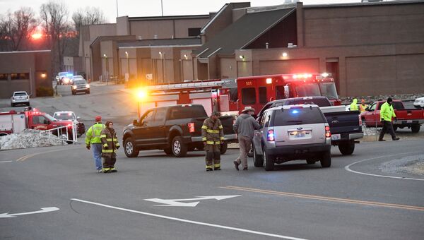 Полиция на месте стрельбы в средней школе округа Маршалл в Кентукки. 24 января 2018