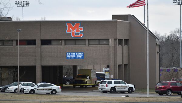 Полиция на месте стрельбы в средней школе округа Маршалл в Кентукки. 24 января 2018