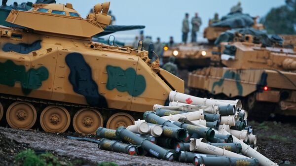 Подготовка турецких военных к боевым действиям недалеко от границы с Сирией. Архивное фото