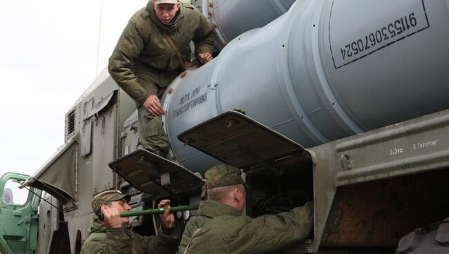 Развертывание зенитно-ракетного комплекса С-300ПС. Архивное фото