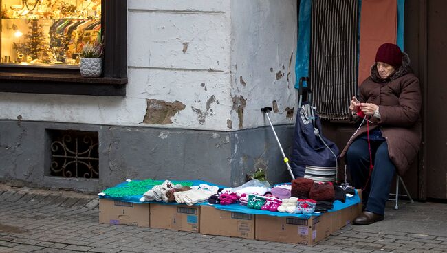 Женщина продает вязаные вещи в старом городе в Вильнюсе. Архивное фото