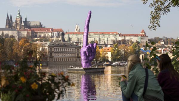 Огромный средний палец появился в центре Праги в канун выборов