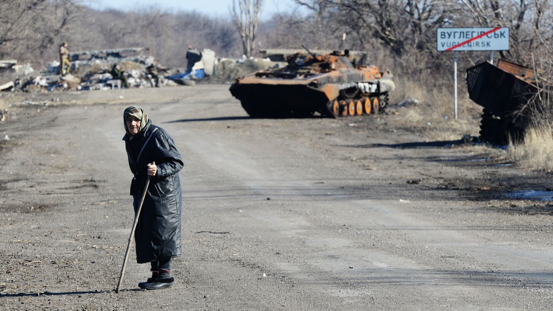 Сгоревшая военная техника на дороге из Углегорска в Дебальцево, Украина - РИА Новости, 1920, 11.01.2021