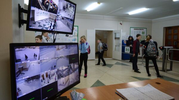 Пост охраны в средней общеобразовательной школе №210 в Новосибирске. Архивное фото
