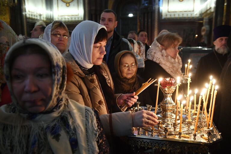 Верующие во время богослужения в день открытия XXVI Международных Рождественских чтений в кафедральном соборном Храме Христа Спасителя в Москве