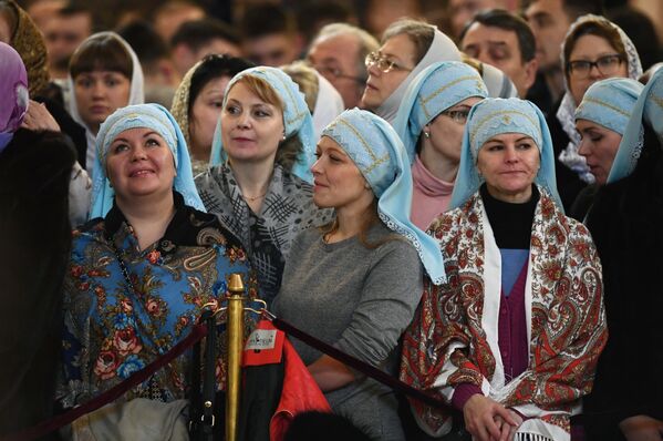 Верующие во время богослужения в день открытия XXVI Международных Рождественских чтений в кафедральном соборном Храме Христа Спасителя в Москве