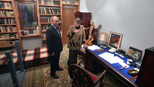 Президент РФ В. Путин посетил центр-музей Владимира Высоцкого Дом Высоцкого на Таганке. 24 января 2018