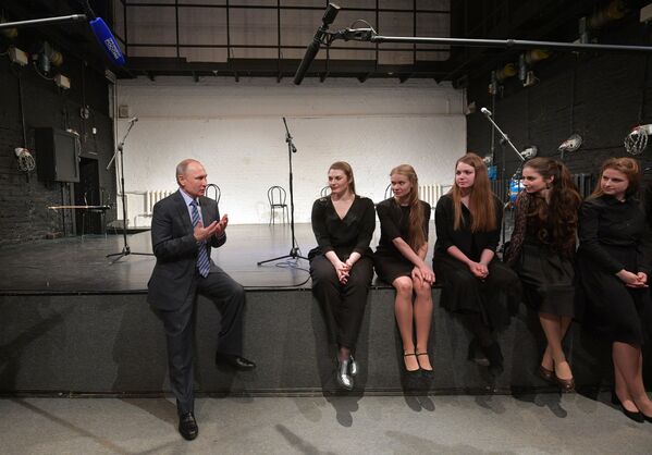 Президент РФ Владимир Путин общается с молодыми актерами во время посещения культурного центра-музея Дом Высоцкого на Таганке