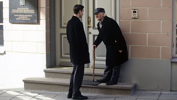 Мужчины у входа в посольство России в Таллине. Архивное фото