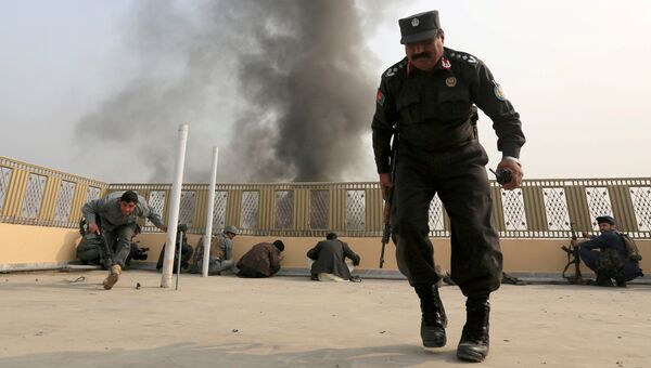 Афганские полицейские во время атаки террористов-смертников в Джелалабаде, Афганистан. 24 января 2018