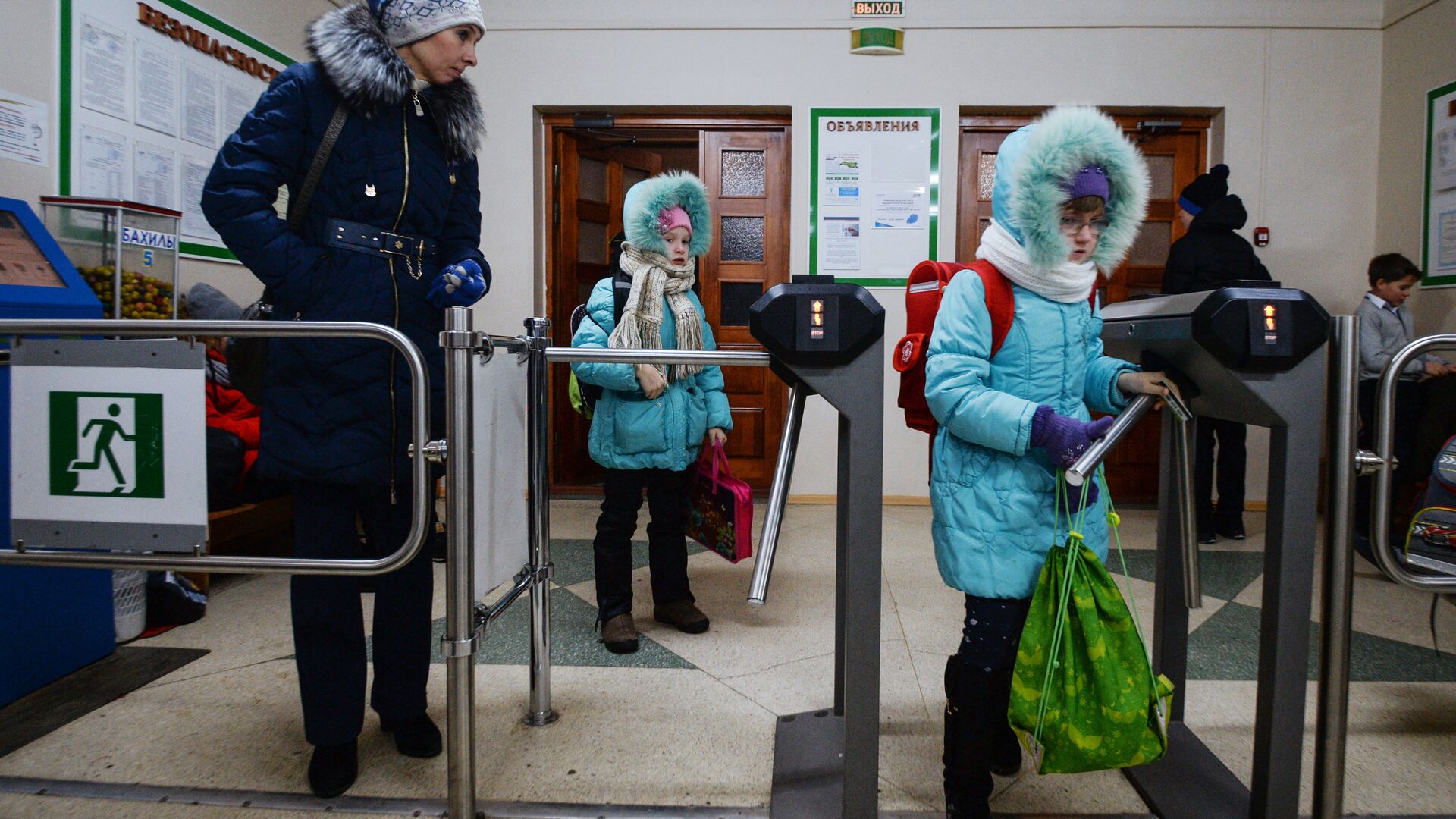 Ученики проходят через турникет в средней общеобразовательной школе Ученики проходят через турникет в средней общеобразовательной школе - РИА Новости, 1920, 15.12.2025