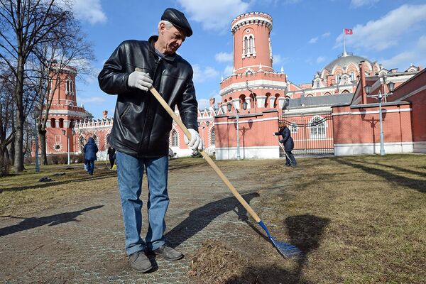 Серебряное волонтерство только набирает популярность в России, но уже сейчас число добровольцев насчитывает сотни человек Серебряное волонтерство только набирает популярность в России, но уже сейчас число добровольцев насчитывает сотни человек