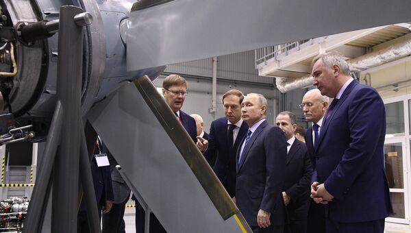Президент РФ Владимир Путин во время посещения ПАО Объединённая двигателестроительная корпорация – Уфимское моторостроительное производственное объединение. 24 января 2018