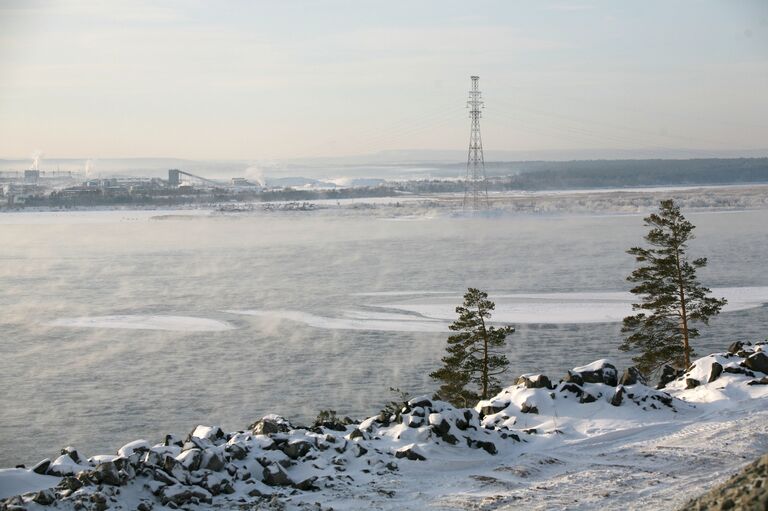 Вид на реку Ангара в нижнем бьефе Богучанской ГЭС