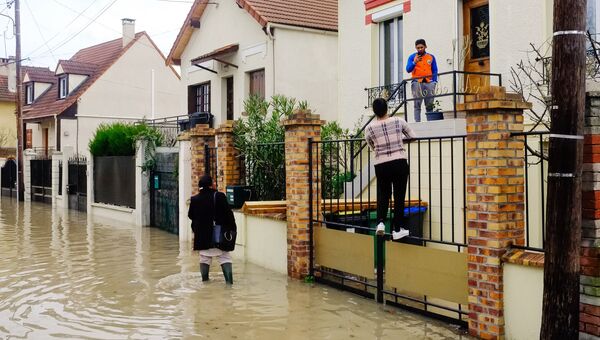 Местные жители на одной из затопленных улиц в Париже, из-за прошедших ливневых дождей