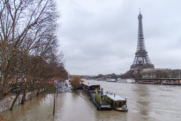 Резкий рост уровня воды в Сене, из-за прошедших ливневых дождей