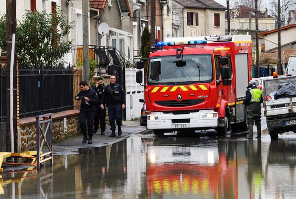 Пожарная автомашина на одной из затопленных улиц в Париже, из-за прошедших ливневых дождей