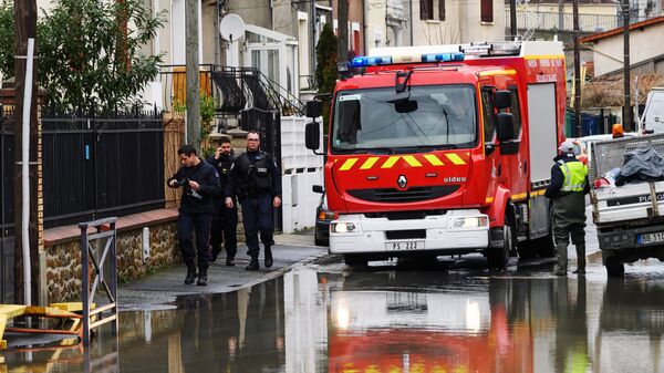 Пожарная автомашина на одной из затопленных улиц в Париже, из-за прошедших ливневых дождей