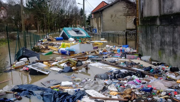 Одна из затопленных улиц в Париже, из-за прошедших ливневых дождей