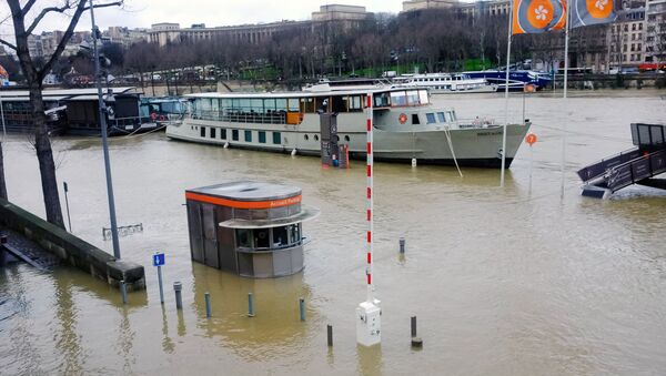 Резкий рост уровня воды в Сене, из-за прошедших ливневых дождей