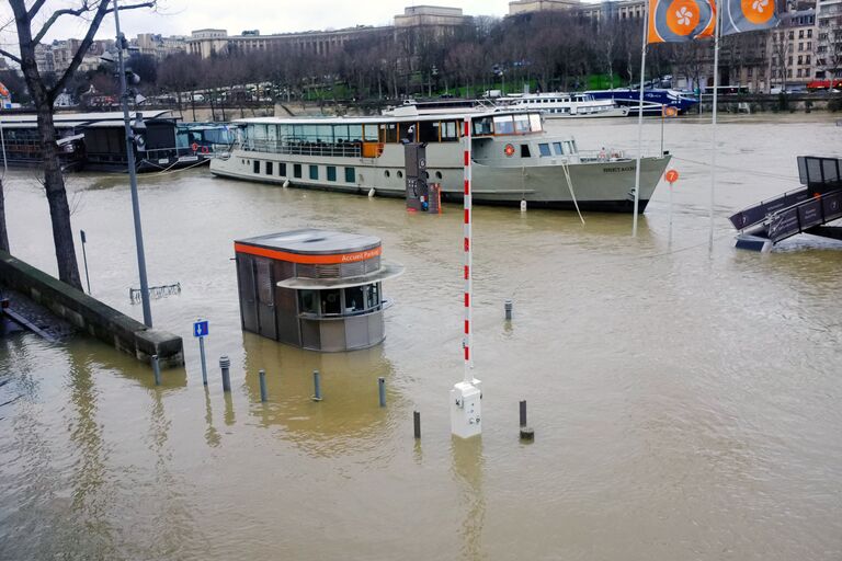 Резкий рост уровня воды в Сене, из-за прошедших ливневых дождей