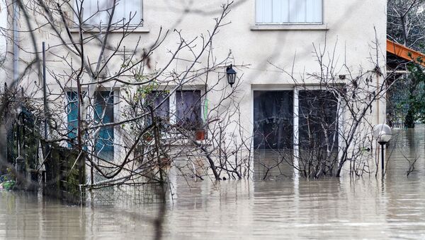 Затопленные улицы в Париже, из-за прошедших ливневых дождей