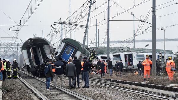 Спасатели и полицейские на месте крушения поезда на окраине Милана, Италия. 25 января 2018