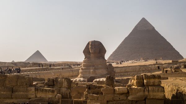 Сфинкс и пирамиды в Эль-Гизе