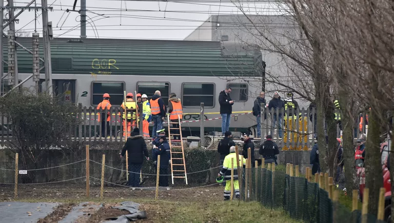 Спасатели и полицейские на месте крушения поезда на окраине Милана, Италия. 25 января 2018 года Спасатели и полицейские на месте крушения поезда на окраине Милана, Италия. 25 января 2018 года