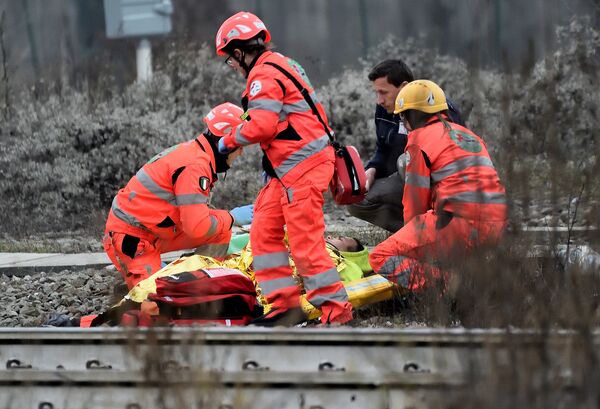 Спасатели на месте крушения поезда на окраине Милана, Италия. 25 января 2018 года