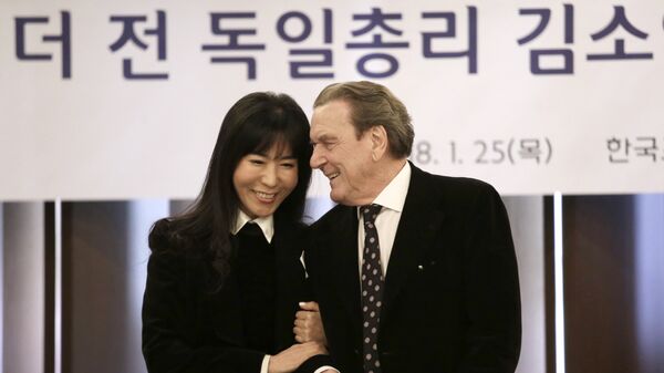 Экс-канцлер ФРГ Герхард Шредер с избанницей Ким Со Ён в Сеуле, Южная Корея. 25 января 2018
