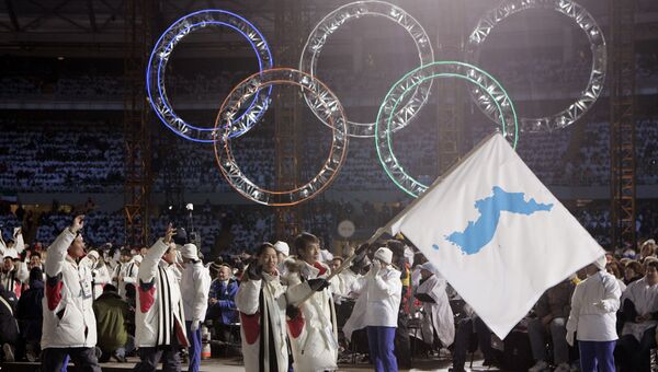 Спортсмены из Северной и Южной Кореи выступают под нейтральным флагом на церемонии открытия Олимпийских игр в Турине. 2006 год