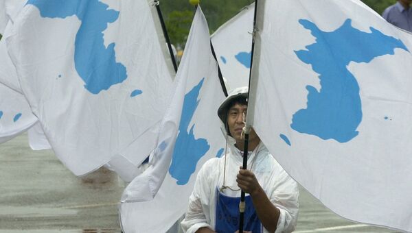 Мужчина с нейтральный флагом Северной и Южной Кореи. 2003 год