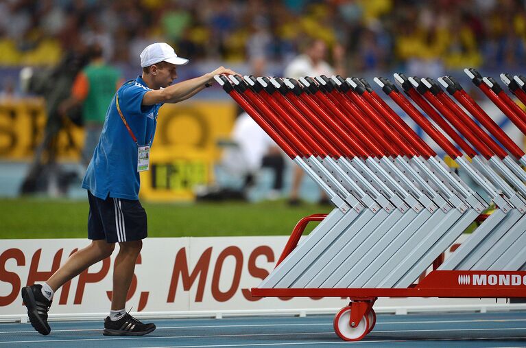 Волонтер на стадионе Лужники во время чемпионата мира по легкой атлетике в Москве