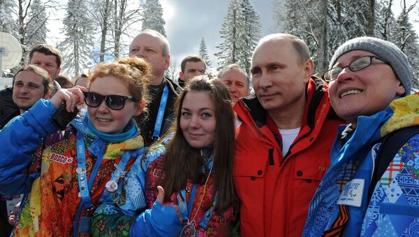 Владимир Путин фотографируется с волонтерами и болельщиками Паралимпийских игр в Сочи