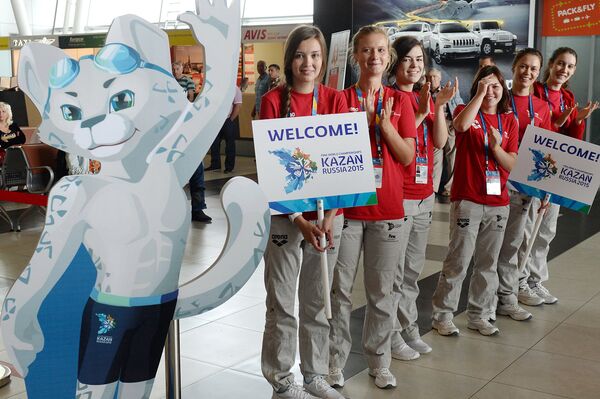 Волонтеры чемпионата мира по водным видам спорта встречают гостей в аэропорту Казани