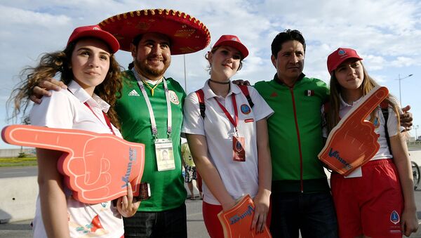 Болельщики сборной Мексики фотографируются с волонтерами перед началом матча Кубка конфедераций между сборными Мексики и Новой Зеландии в Сочи