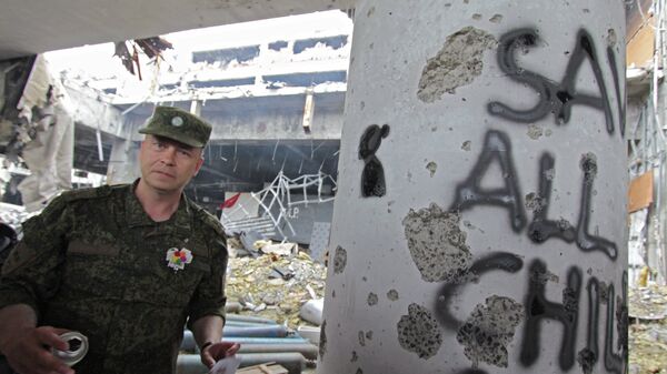 Заместитель командующего корпусом МО ДНР Эдуард Басурин у колонны с граффити, символизирующем погибших детей за время конфликта на Донбассе. 2016 год