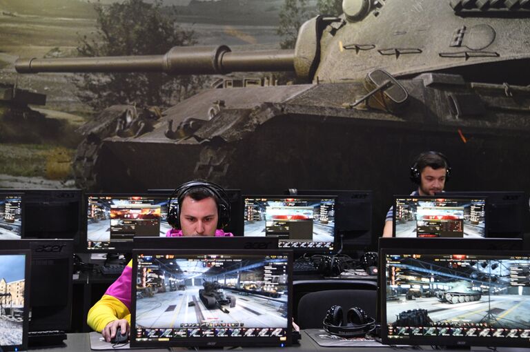 Люди играют в компьютерные игры