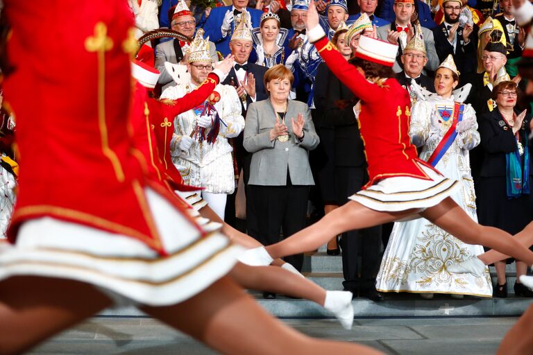 Канцлер Германии Ангела Меркель во время приема делегации карнавальных обществ в Берлине