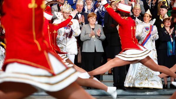 Канцлер Германии Ангела Меркель во время приема делегации карнавальных обществ в Берлине