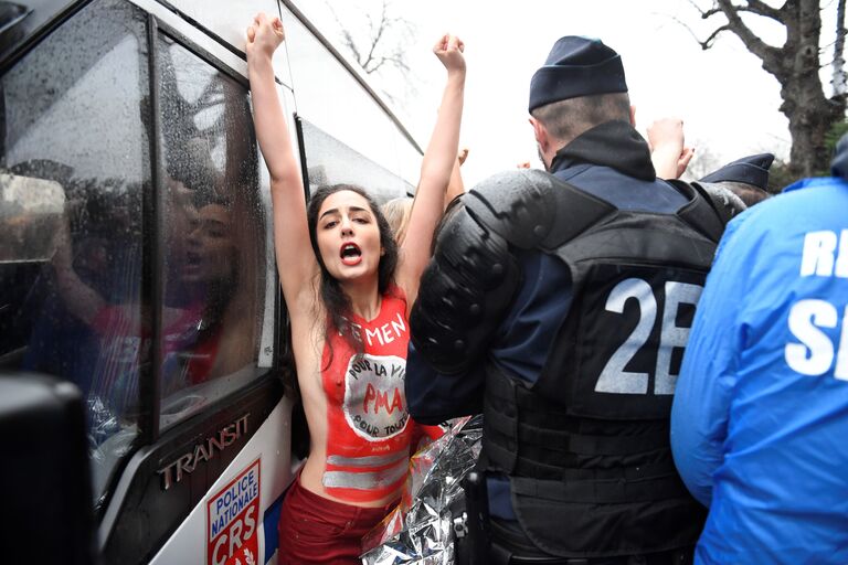 Активистка Femen вмешивается в митинг против абортов Марш за жизнь в Париже. 21 января 2018 года